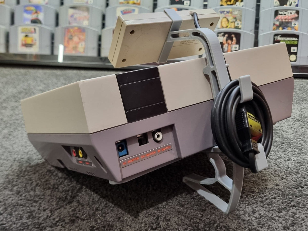 Konsolställ kompatibelt med Nintendo NES – med kontroll- och kabelhållare