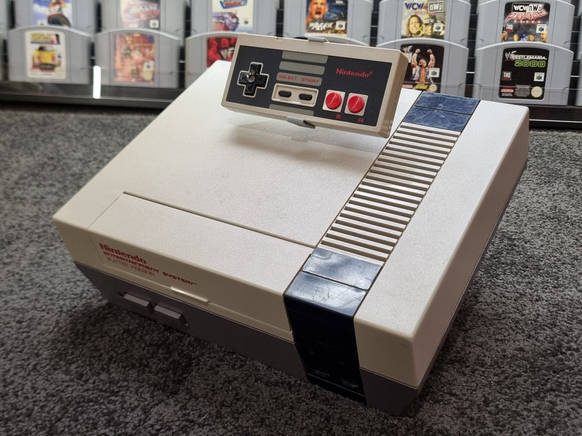 Konsolställ kompatibelt med Nintendo NES – med kontroll- och kabelhållare