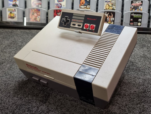 Konsolställ kompatibelt med Nintendo NES – med kontroll- och kabelhållare