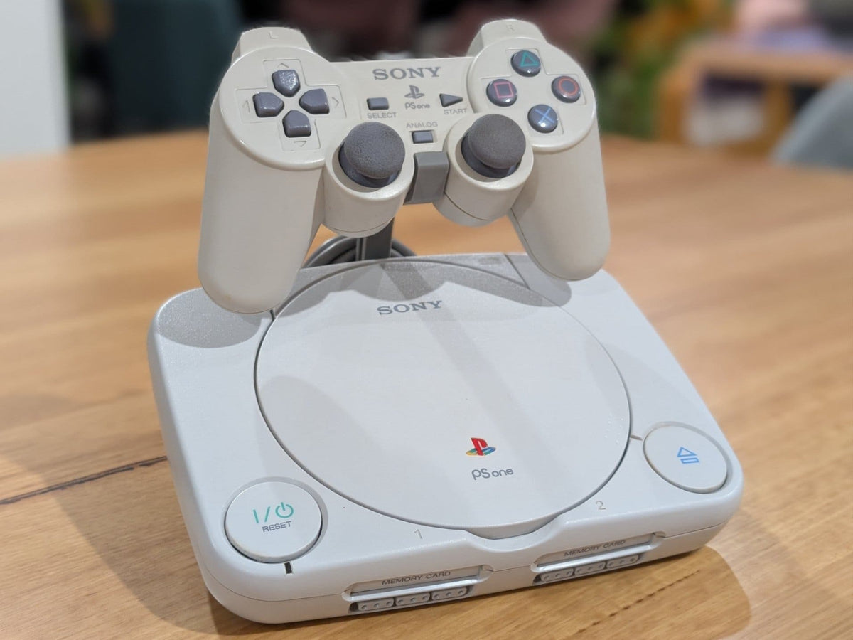 Konsolställ PSone med PlayStation 1 och kontroll